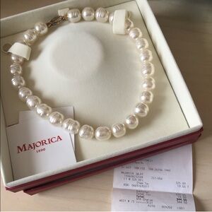 Elegant Pearl Necklace with Gold Clasp